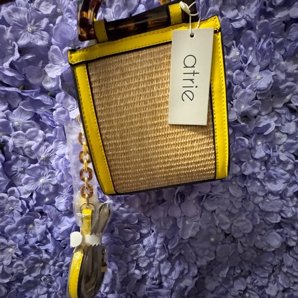 🔥New IN 💡ATTIRE YELLOW CROSSBODY BAG🔥 - Picture 2 of 9